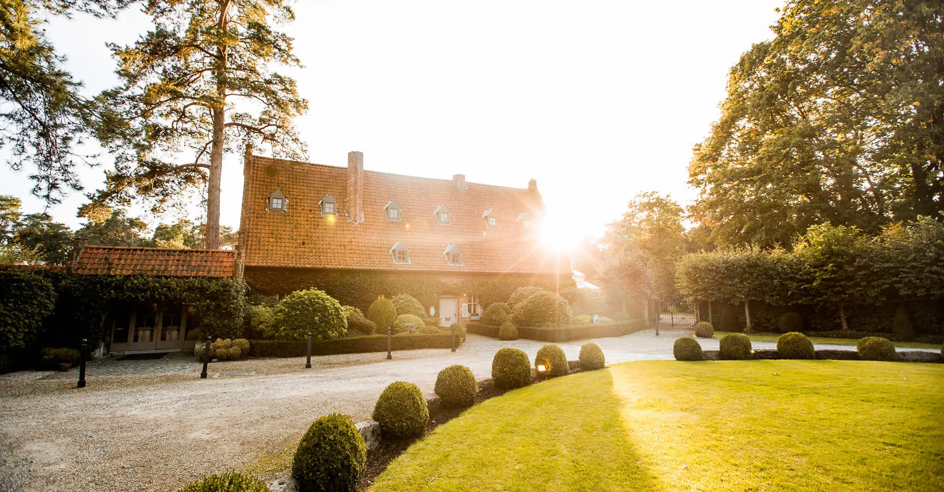 De kasteelhoeve van Alta Ripa in de tuin bij ondergaande zon